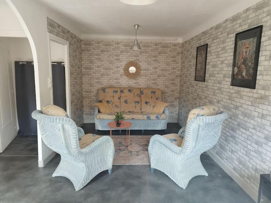 Jolie Maison De Bourg Tout Equipee 10Km D'Ambert Saint-Amant-Roche-Savine Bagian luar foto
