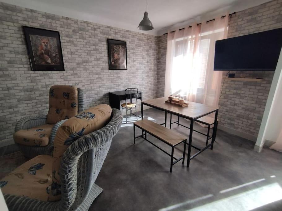 Jolie Maison De Bourg Tout Equipee 10Km D'Ambert Saint-Amant-Roche-Savine Bagian luar foto
